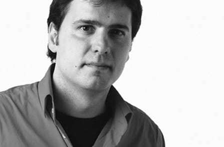 Black and white headshot of writer Kirmen Uribe.