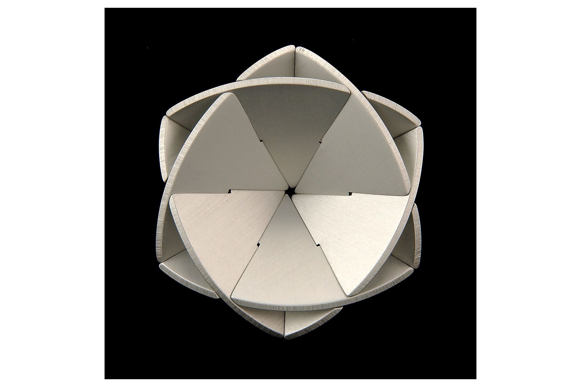 geometric shape of a blossom, in aluminum (silvery white)